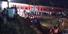 #train |അങ്കമാലി അങ്ങാടിക്കടവിൽ മണ്ണിടിഞ്ഞ് ട്രെയിൻ ഗതാഗതം തടസ്സപ്പെട്ടു