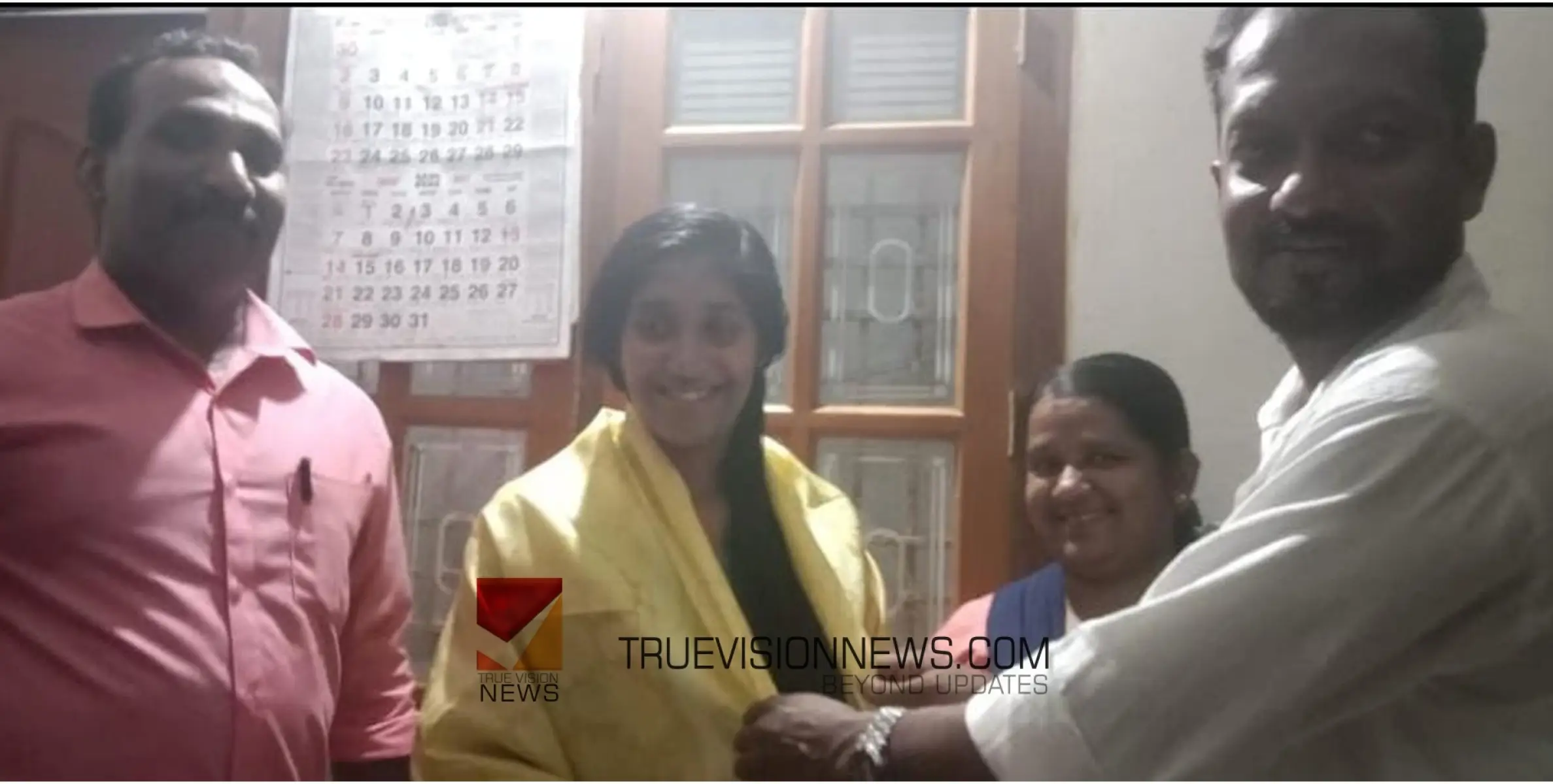 ആതിരയ്ക്ക് അനുമോദനം; ഉപഹാരവുമായെത്തിയത് അമ്മയുടെ സഹപാഠികൾ