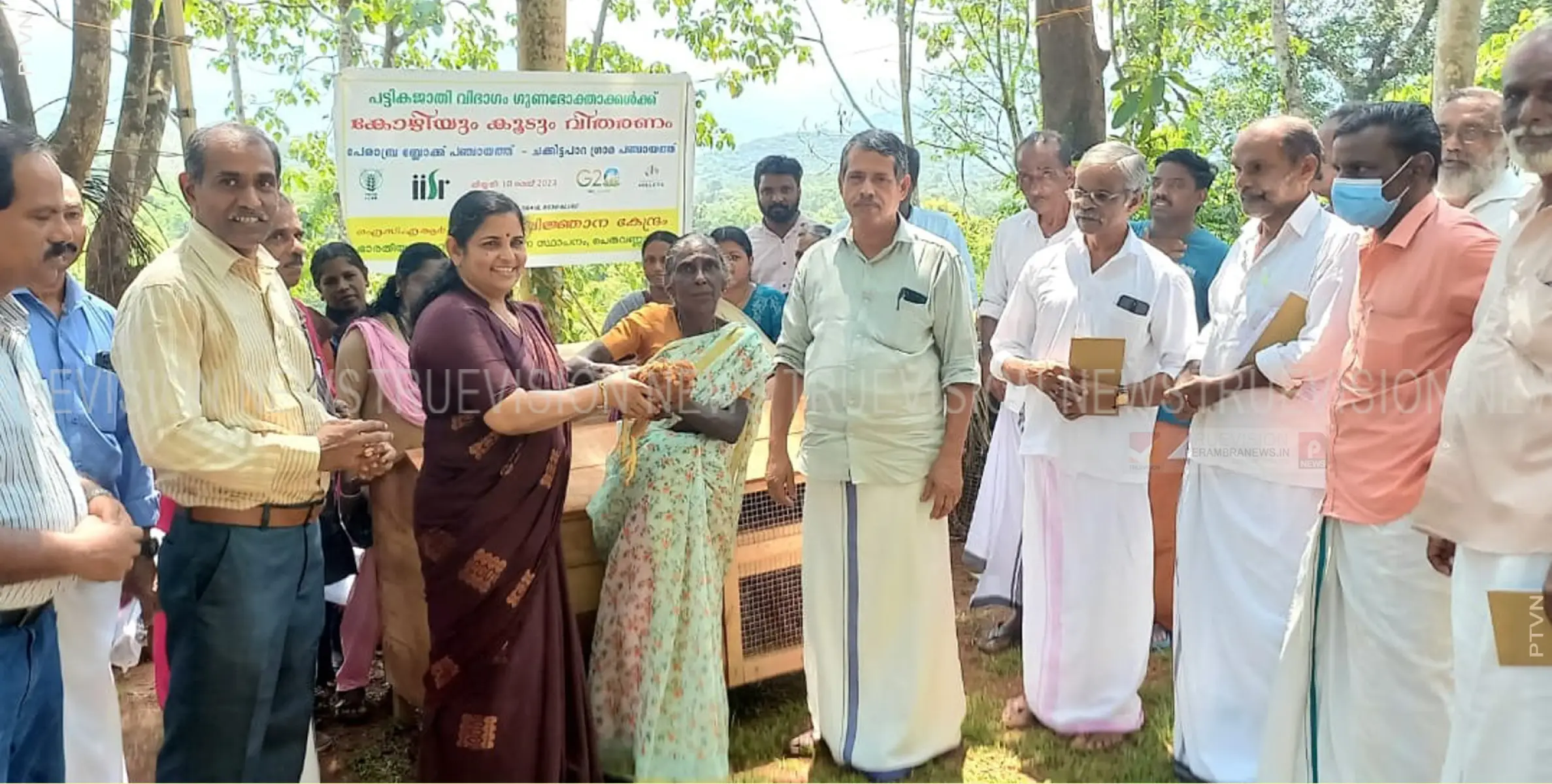 പട്ടികജാതി വിഭാഗം ഗുണഭോക്താക്കള്‍ക്ക് കോഴിയും കൂടും വിതരണം ചെയ്തു 