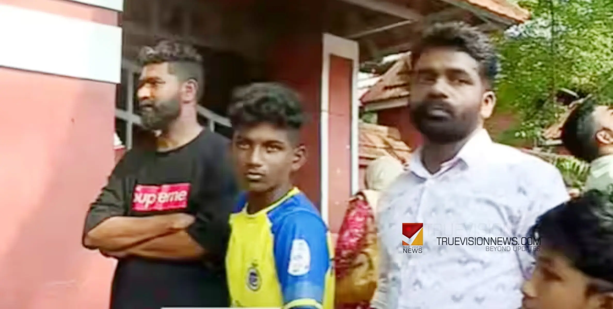 കേരള ബ്ലാസ്റ്റേഴ്സ് സെലക്ഷൻ ട്രയൽ തടഞ്ഞ് പി. വി ശ്രീനിജൻ എംഎൽഎ
