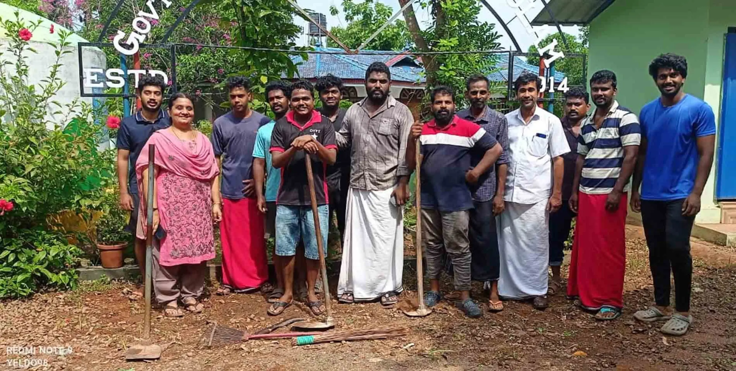 സ്കൂളുകളിൽ പ്രവേശനോത്സവ ഒരുക്കം ശുചീകരണമേറ്റെടുത്ത് ഡിവൈഎഫ്ഐ