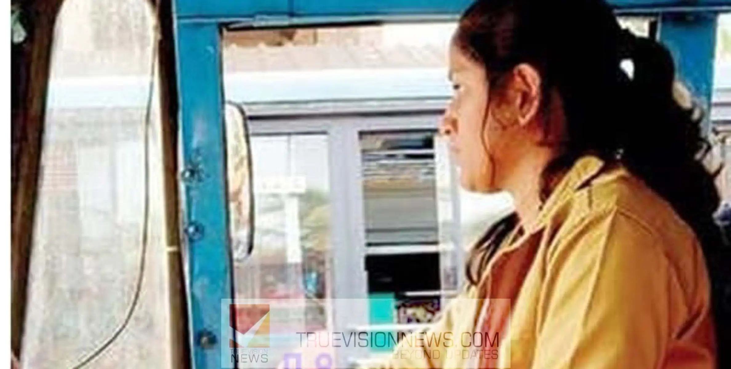 പേരാമ്പ്ര - വടകര റൂട്ടിലോടുന്ന നോവ ബസിൽ  വളയം  പിടിക്കുന്നത് വളയിട്ട കൈകൾ ; ബസിന്റെ ഡ്രൈവിംഗ് സീറ്റിൽ മേപ്പയ്യൂരിലെ 24 കാരി  അനുഗ്രഹ