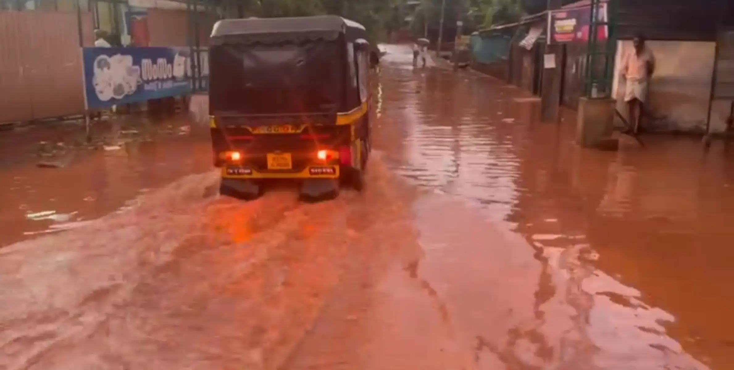 റോഡ് മെക്കാഡം ചെയ്ത് നവീകരിക്കുന്നതിൻ്റെ ഭാഗമായി നിർമ്മിച്ച ഓവുചാൽ നിമിത്തം വെള്ളക്കെട്ടിലായിരിക്കുകയാണ് ഇരിക്കൂറിലെ ഒരു പറ്റം വ്യാപാരികൾ