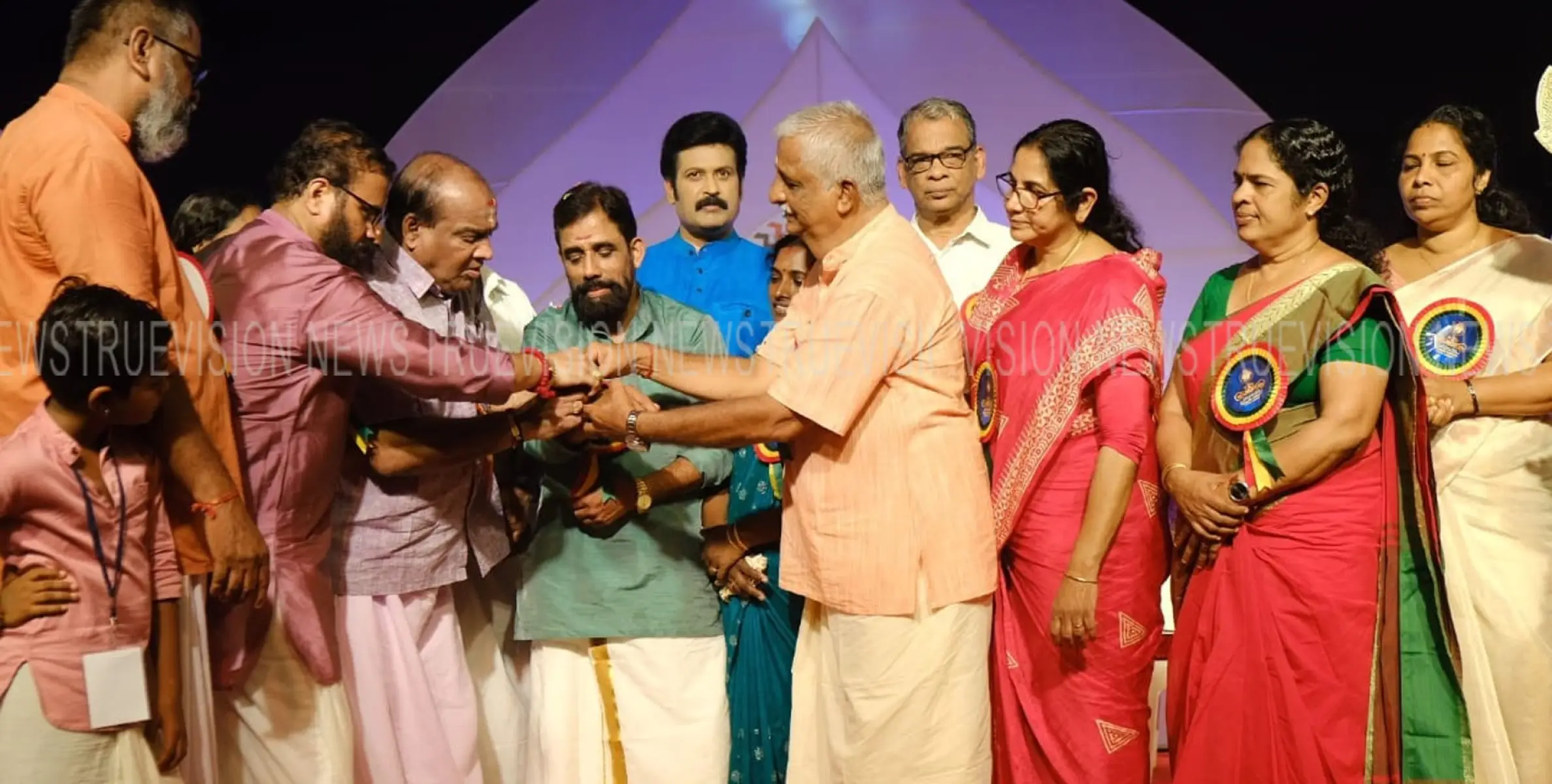#Sadaram Sree Pathmanabham | സാദരം ശ്രീപത്മനാഭം ; വാദ്യ കലാകാരന്‍ കാഞ്ഞിലശ്ശേരി പത്മനാഭന് കലാസമ്പന്നതയില്‍ വീരശൃംഖല സമര്‍പ്പിച്ചു