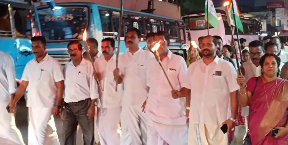 താമരശ്ശേരിയിൽ കോൺഗ്രസ് പ്രതിഷേധം ; പ്രവർത്തകർ പന്തം കൊളുത്തി പ്രകടനം നടത്തി