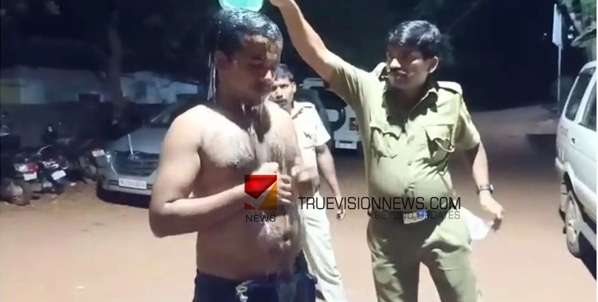 ഭാര്യയെ സഹിക്കാൻ വയ്യ; ദേഹത്ത് പെട്രോൾ ഒഴിച്ച് പേരാമ്പ്ര പൊലീസ് സ്റ്റേഷനിൽ അർദ്ധരാത്രി യുവാവ്, പിന്നീട് നാടകീയ രംഗങ്ങൾ 
