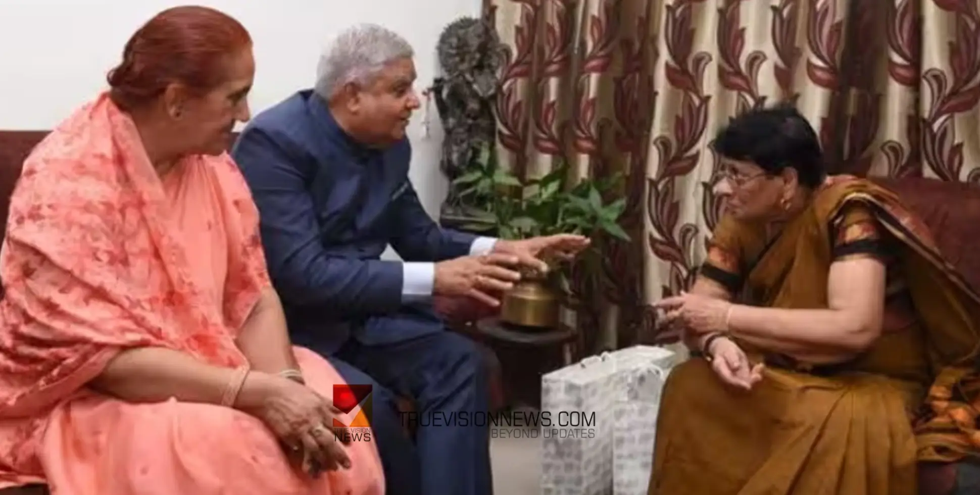 'ഇതിലും വലിയൊരു ഗുരുദക്ഷിണ ആർക്കും തരാൻ കഴിയില്ല'; പ്രിയപ്പെട്ട ശിഷ്യനെ കണ്ടതിന്റെ സന്തോഷത്തിൽ രത്ന ടീച്ചർ