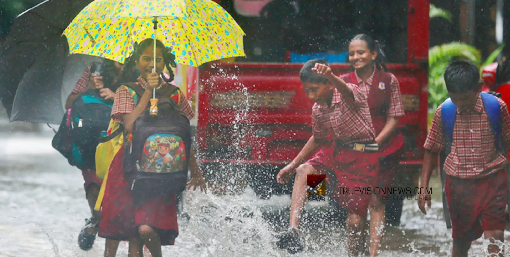 #heavyrain | ശക്തമായ മഴ; ആലപ്പുഴ ജില്ലയിലെ ചില താലൂക്കുകളിൽ സ്കൂളുകൾക്ക് അവധി