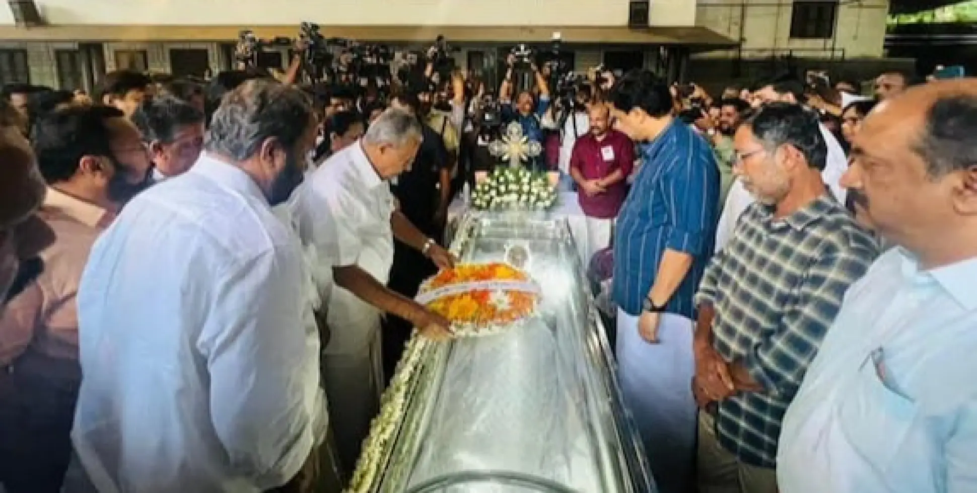കുസാറ്റ് ദുരന്തം ;സാറ തോമസ്സിന് അന്ത്യോപചാരമർപ്പിച്ച് മുഖ്യ മന്ത്രി