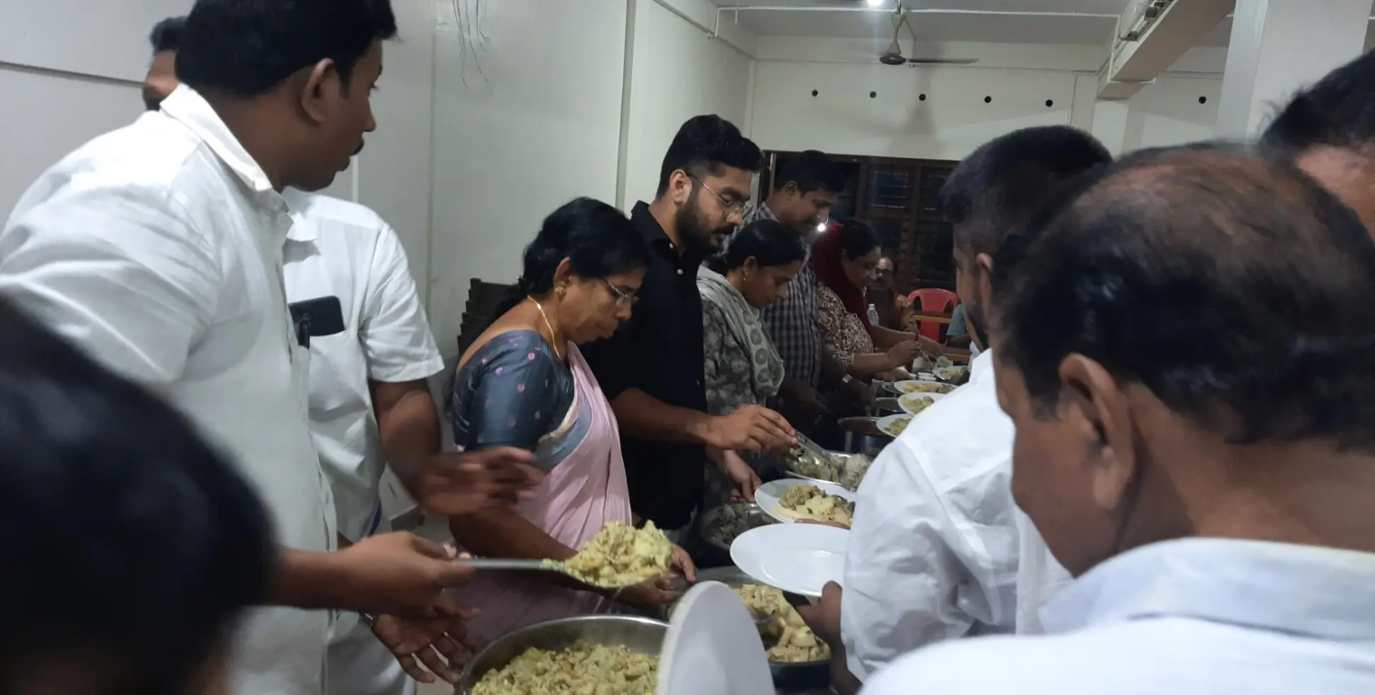 നാടൻ കപ്പയും കാന്താരി ചമ്മന്തിയും സൂപ്പർ; ഭക്ഷണ വിരുന്ന് വയറ് നിറച്ചു